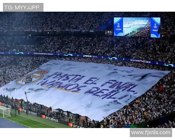 皇马球迷巨幅TIFO致敬巴斯克斯以永远的巴斯光年精神献礼球场