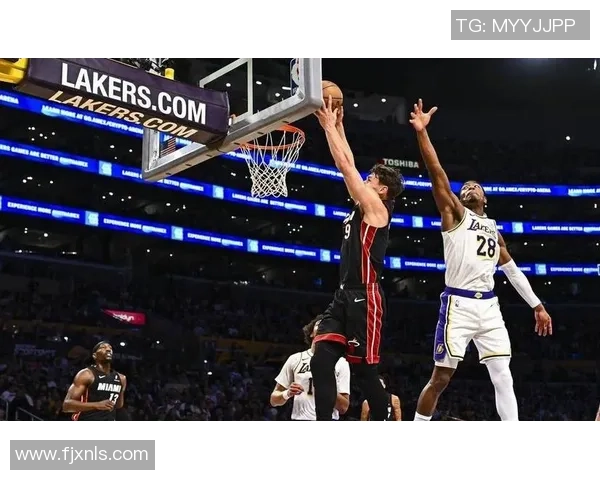 三球连续穿裆戏耍防守妙传助攻米勒高空接力暴扣点燃全场 三球连续穿裆戏耍防守妙传助攻米勒高空接力暴扣点燃全场